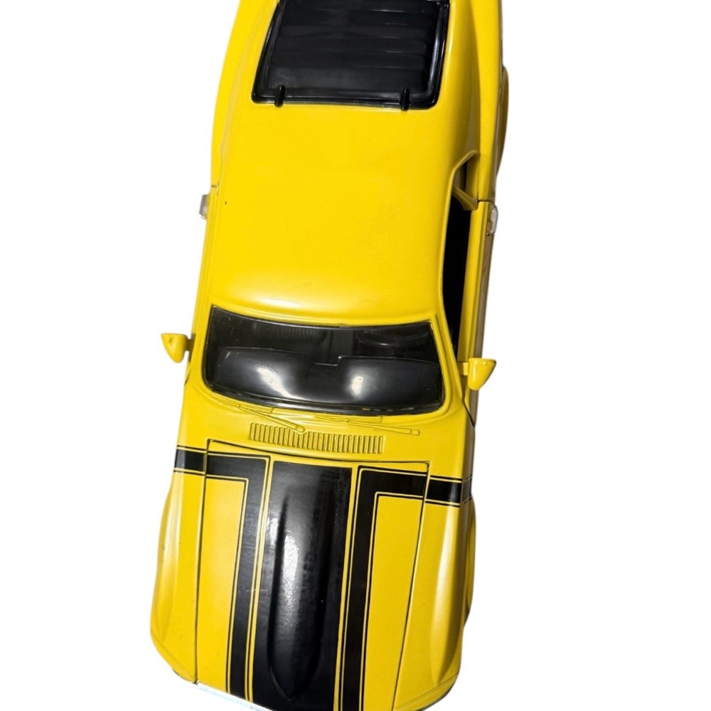 Yellow 1-18 ERTL American Muscle 1970 Boss 302 Mustang